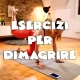 Giovane donna esegue esercizi per dimagrire a casa poggiata su tappetino